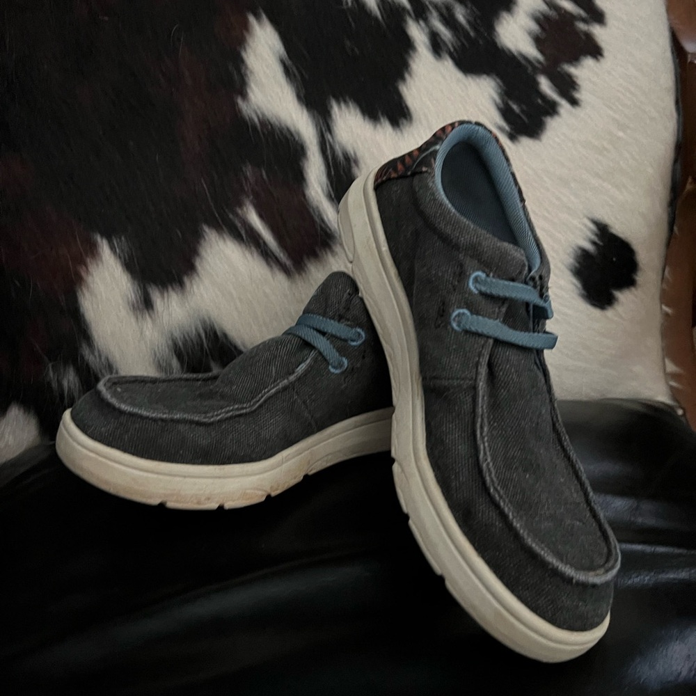 Kids Ariat Hilo Casual Canvas Shoes with Blue Accents